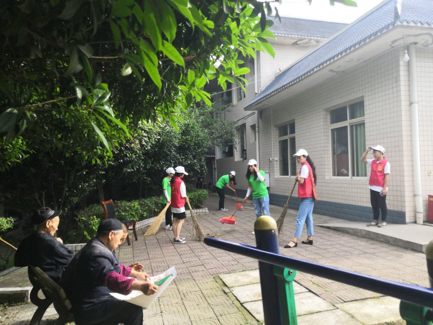 E:\通讯稿\已发\2019.06\2019.6.1浓情五月天 感恩在行动——眉山药科职业学院青年志愿者走进丹棱县中心养老院、幸福家园开展献爱心活动\2019.6.1浓情五月天 感恩在行动——眉山药科职业学院青年志愿者走进丹棱县中心养老院、幸福家园开展献爱心活动\打扫院子.png