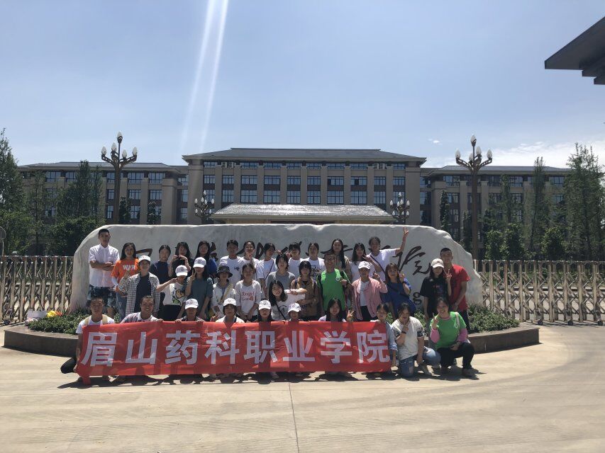 E:\通讯稿\已发\2019.06\2019.6.1浓情五月天 感恩在行动——眉山药科职业学院青年志愿者走进丹棱县中心养老院、幸福家园开展献爱心活动\2019.6.1浓情五月天 感恩在行动——眉山药科职业学院青年志愿者走进丹棱县中心养老院、幸福家园开展献爱心活动\第七次大合照.jpg