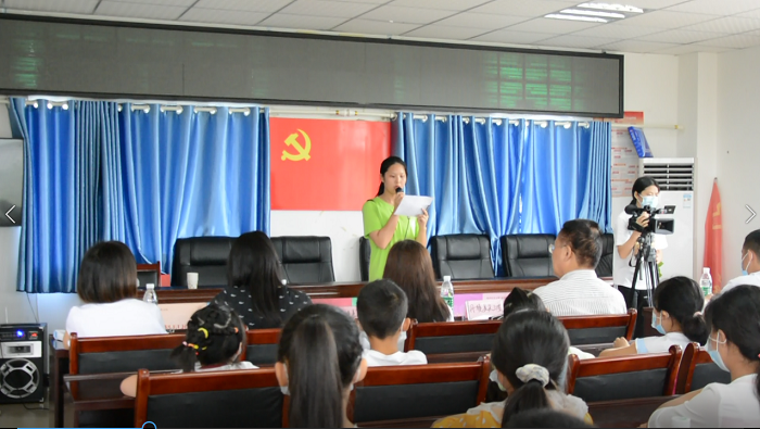 \\tsclient\G\稿件\2020.7.16小我融入大我，青春献给祖国；决战脱贫攻坚，投身强国伟业——眉山药科职业学院2020年“三下乡”之关爱丹棱县五龙村留守儿童“七彩假期”暑假班正式开班\图为夏辰小队领队李立婷发言.png