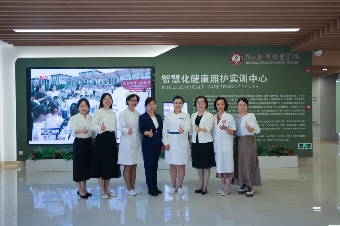 图片19-南丁格尔奖章获得者成翼娟教授莅临护理学院指导工作.jpg