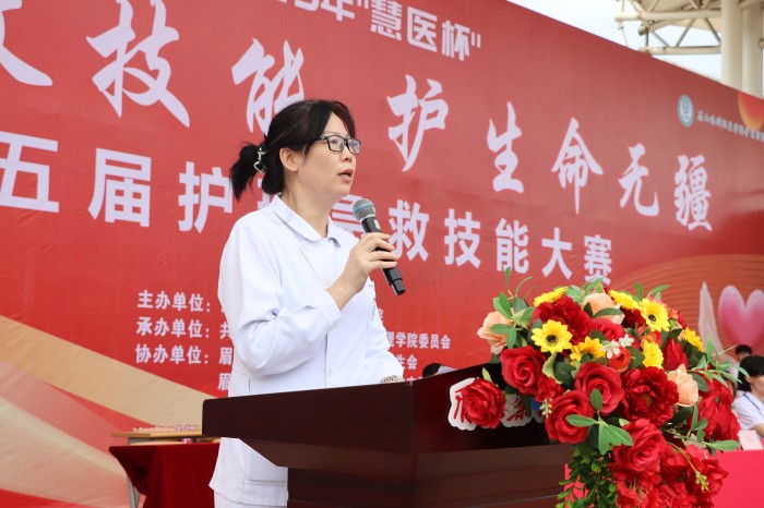 图片22-四川大学华西医院重症专家代凯利护士长担任护理急救技能大赛总裁判长.jpg