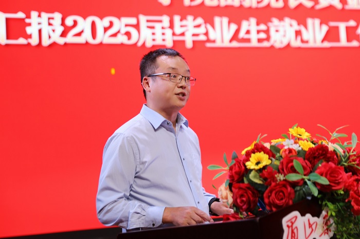 黄显副校长.jpg 黄显副校长.jpg