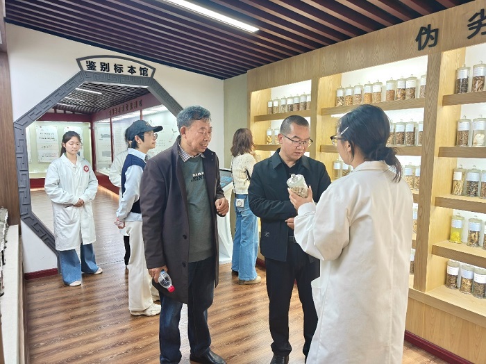 图片2参观.jpg 图片2参观.jpg