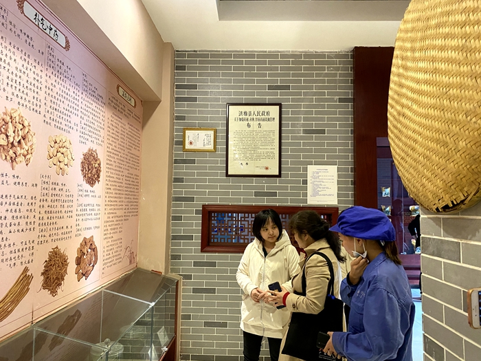 C:\Users\Public\Pictures\Sample Pictures\李院长同企业负责人交流中药标本保存问题.jpg C:\Users\Public\Pictures\Sample Pictures\李院长同企业负责人交流中药标本保存问题.jpg