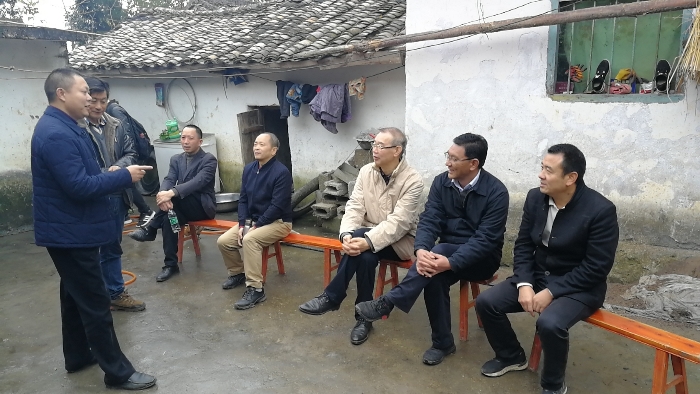 走访贫困户1.jpg 走访贫困户1.jpg