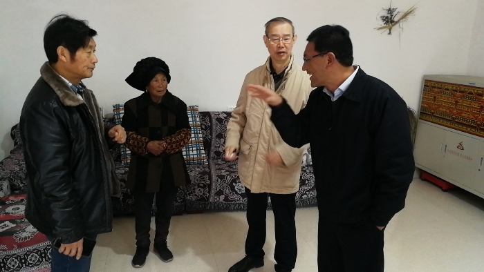 走访贫困户2.jpg 走访贫困户2.jpg