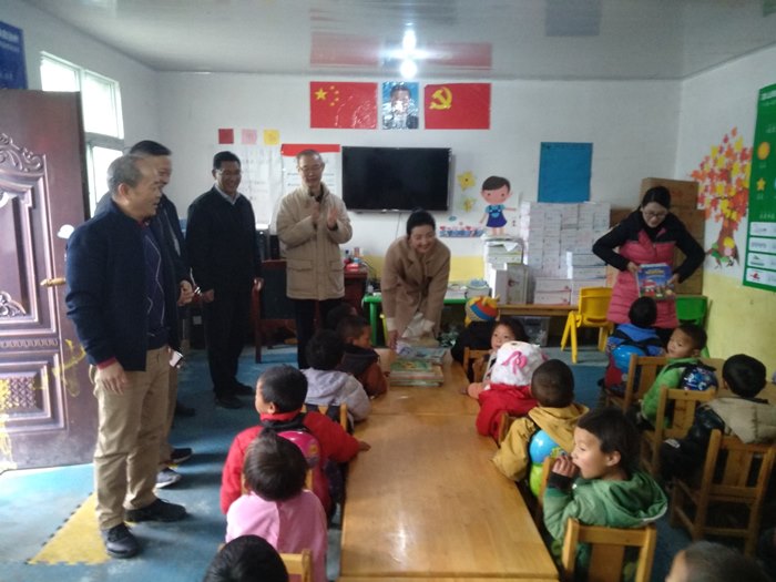 村幼捐赠图书.jpg 村幼捐赠图书.jpg