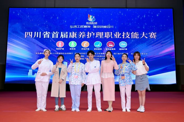 候虹成同学参加首届养老护理职业技能大赛.jpg