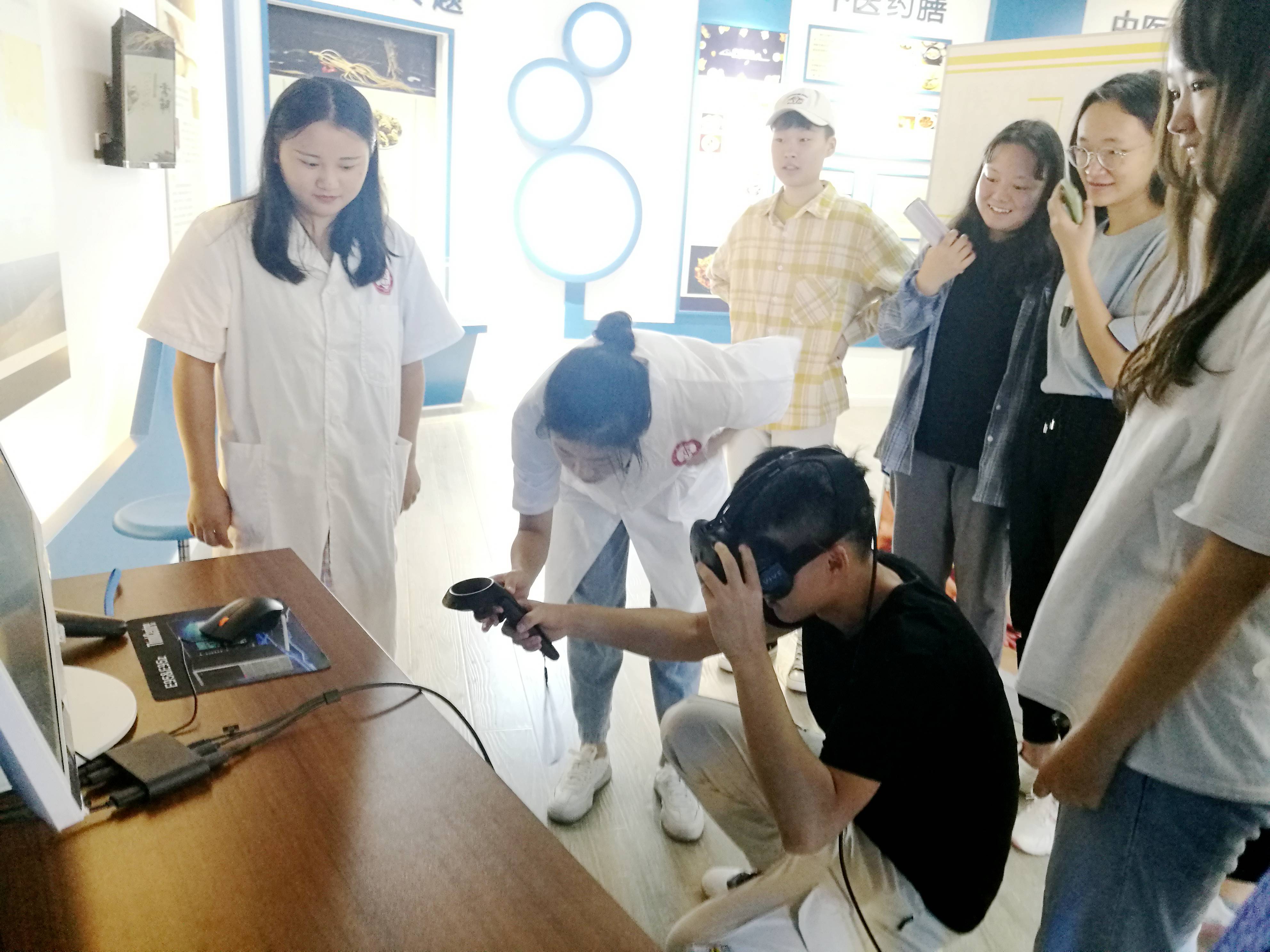 E:\通讯稿\已发\2019.09\中医药博物馆迎接2019级新生参观\中医药博物馆迎接2019级新生参观\VR互动体验_苟蕾拍摄_副本.jpg E:\通讯稿\已发\2019.09\中医药博物馆迎接2019级新生参观\中医药博物馆迎接2019级新生参观\VR互动体验_苟蕾拍摄_副本.jpg