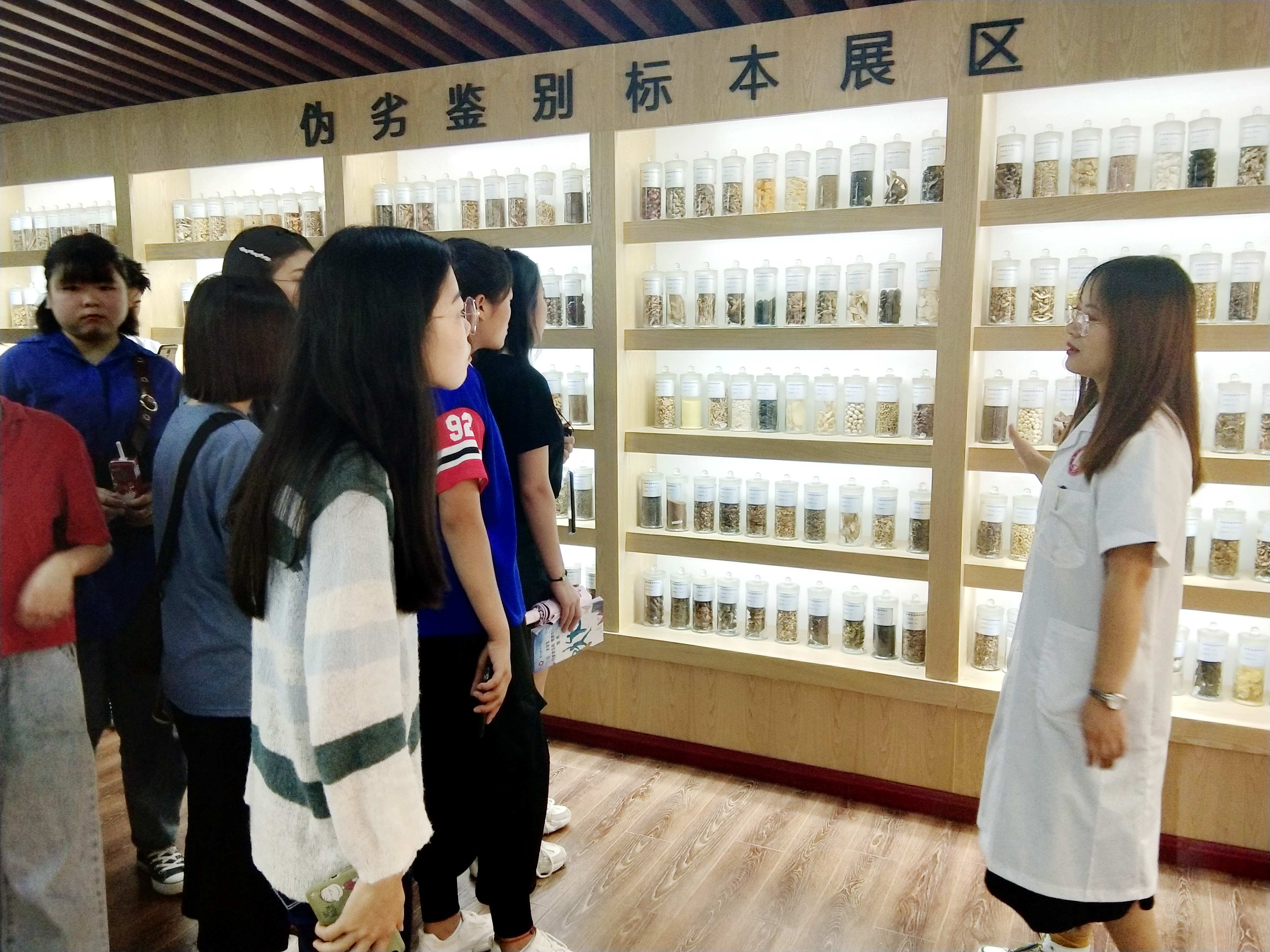 E:\通讯稿\已发\2019.09\中医药博物馆迎接2019级新生参观\中医药博物馆迎接2019级新生参观\张涵老师讲解_黄静思拍摄_副本.jpg E:\通讯稿\已发\2019.09\中医药博物馆迎接2019级新生参观\中医药博物馆迎接2019级新生参观\张涵老师讲解_黄静思拍摄_副本.jpg