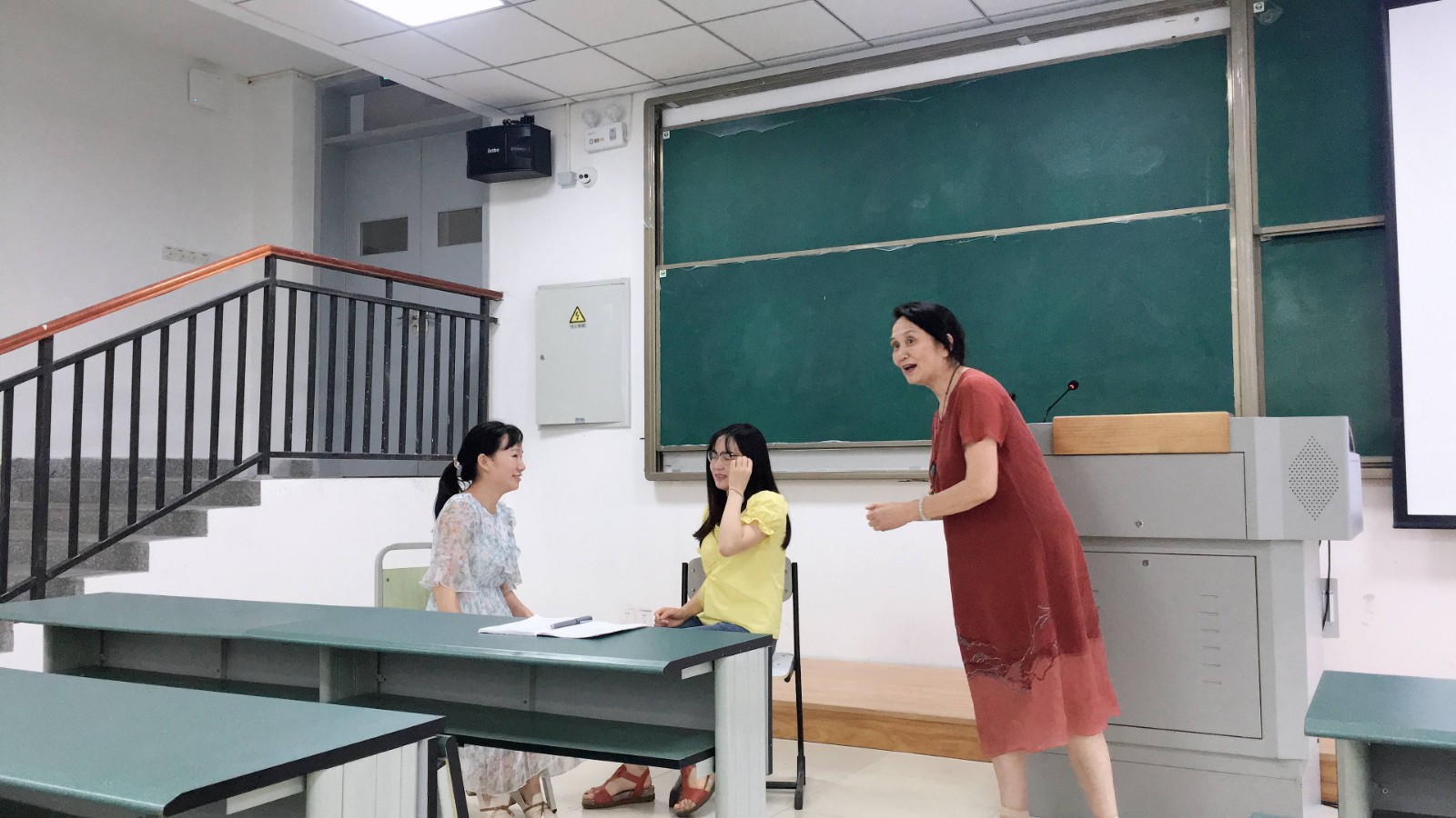 王老师做角色扮演指导909.jpg 王老师做角色扮演指导909.jpg