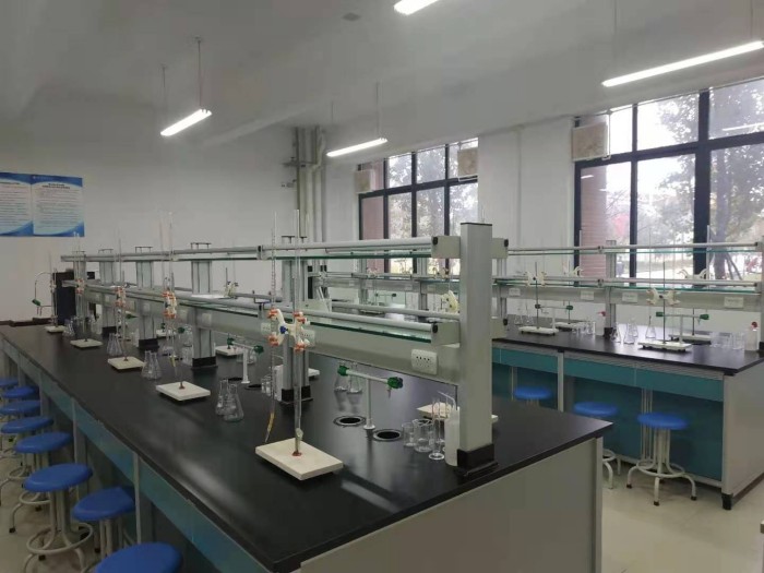 分析化学实训室.jpg