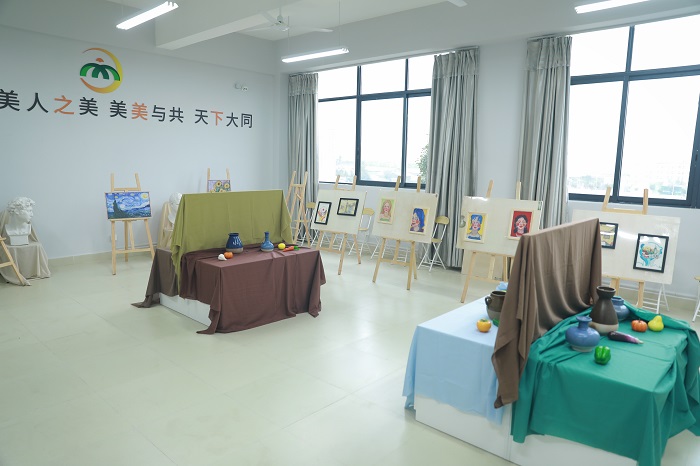 美术实训室(2).JPG