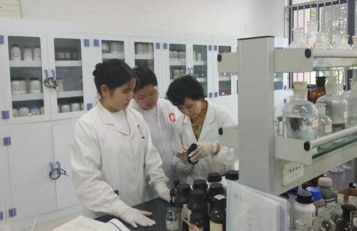 学生志愿者-化学实验小帮手-1.jpg