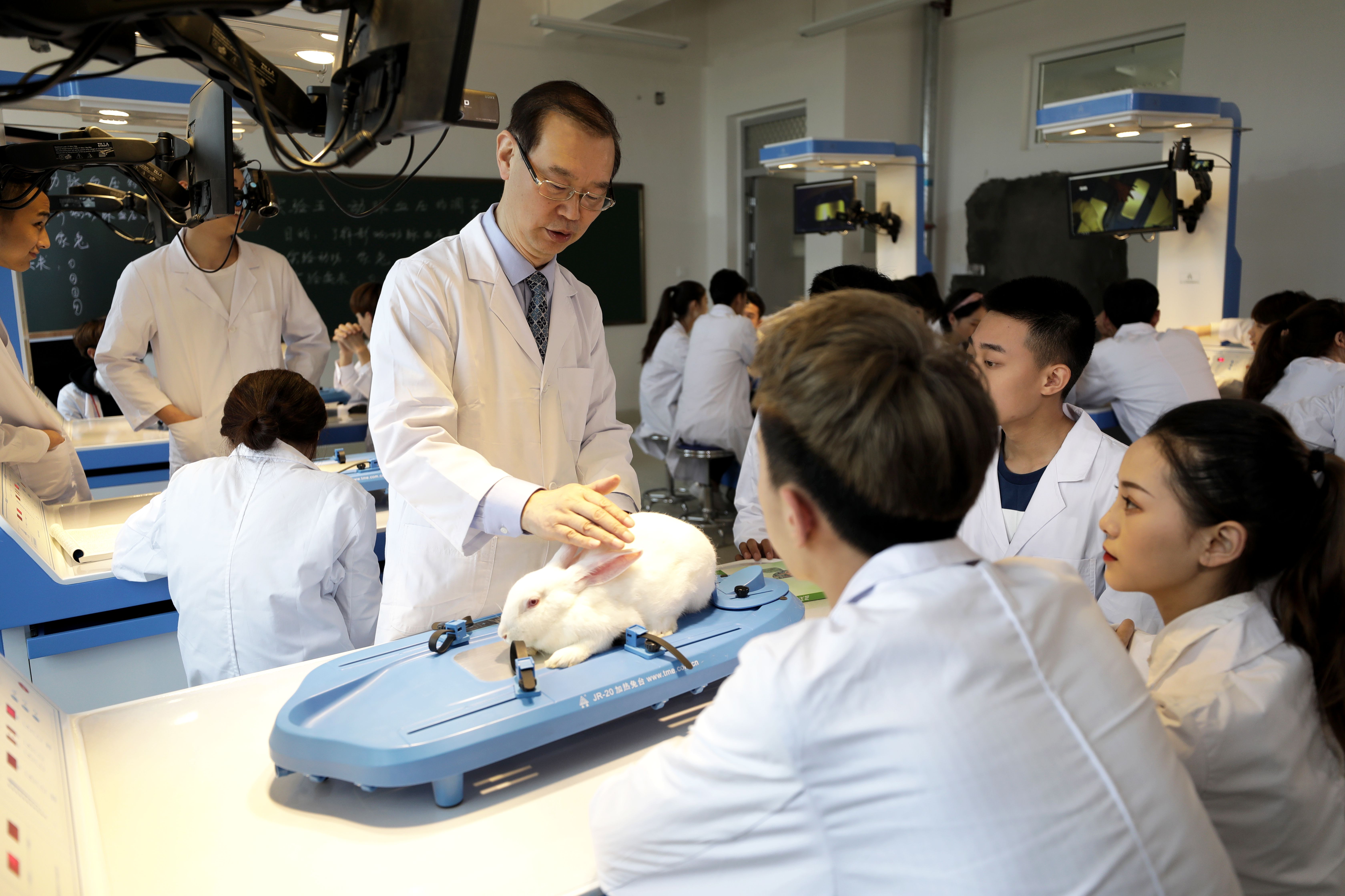 E:\学院照片\宣传册图片\机能学实验室7.41.jpg E:\学院照片\宣传册图片\机能学实验室7.41.jpg