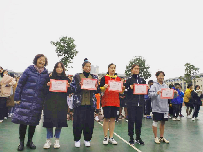 学生处处长吴红为女子组颁奖.png 学生处处长吴红为女子组颁奖.png