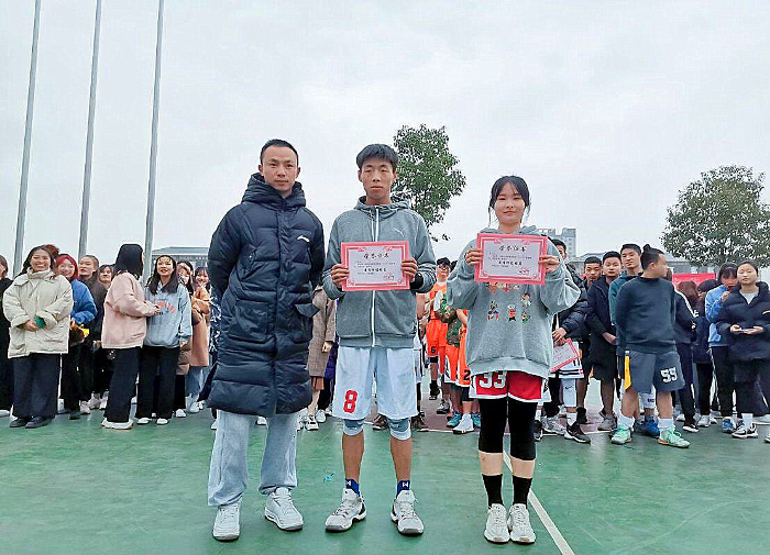 公共课教研部陈德炜老师为最有价值球员颁奖.png 公共课教研部陈德炜老师为最有价值球员颁奖.png