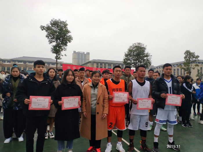 中药学院党总支书记李巧云为男子组颁奖.png 中药学院党总支书记李巧云为男子组颁奖.png