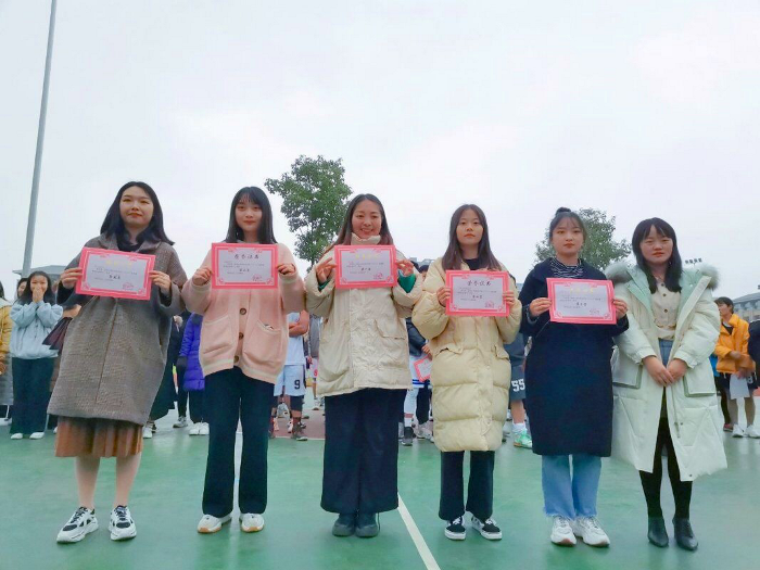 药学院辅导员李晨老师为啦啦队颁奖.png 药学院辅导员李晨老师为啦啦队颁奖.png