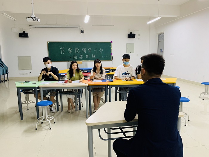 药学院学生干部换届选拔面试会图一.jpg 药学院学生干部换届选拔面试会图一.jpg
