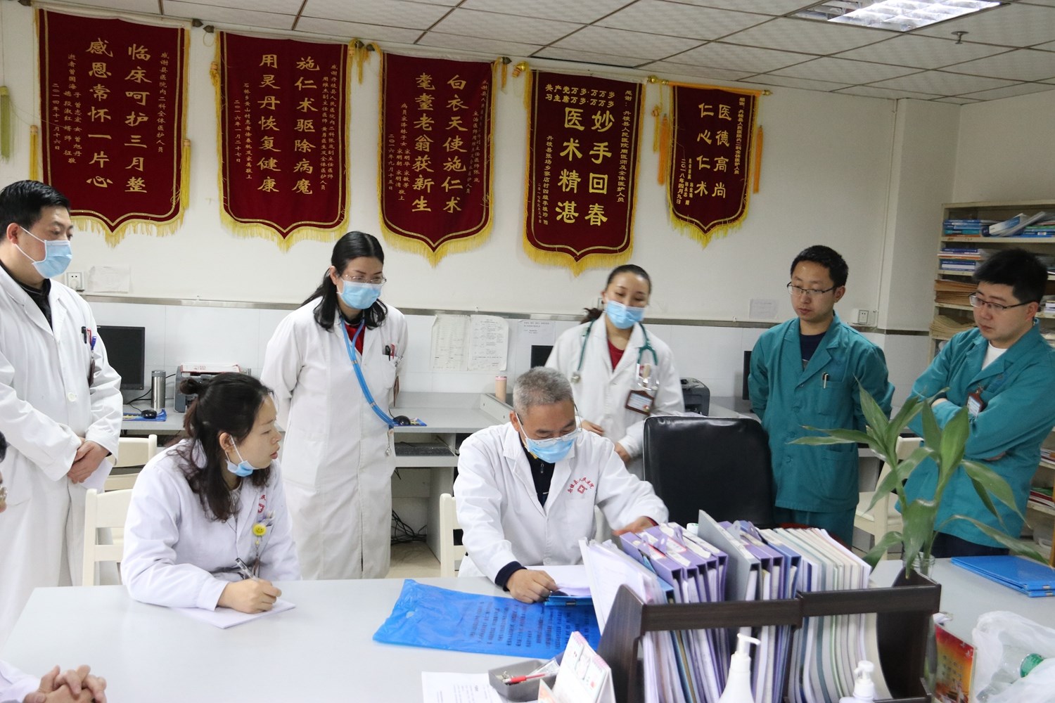 西南医科大学专家莅临我院学术讲座和查房会诊 (3).jpg 西南医科大学专家莅临我院学术讲座和查房会诊 (3).jpg