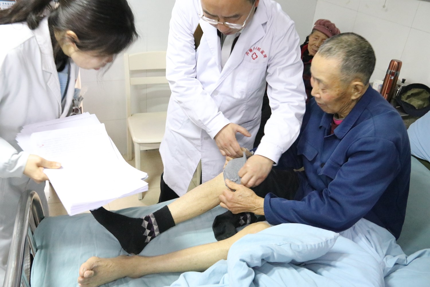 西南医科大学专家莅临我院学术讲座和查房会诊 (2).jpg 西南医科大学专家莅临我院学术讲座和查房会诊 (2).jpg