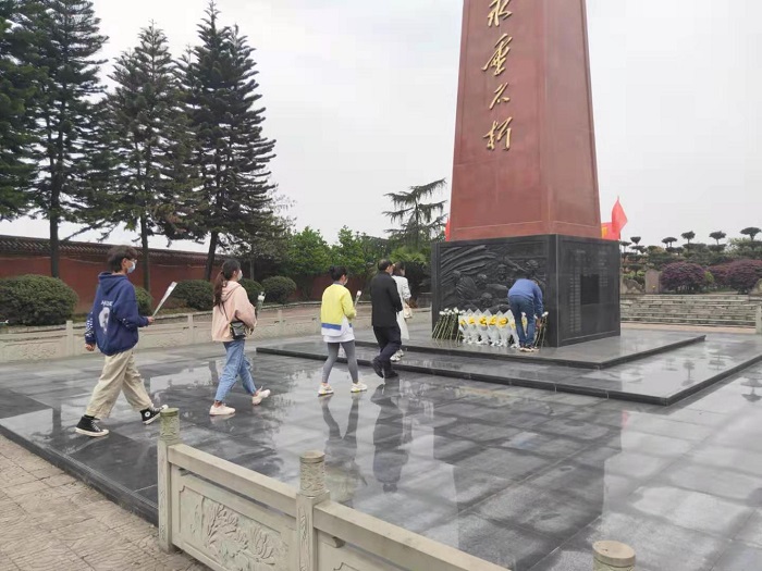 C:\Users\remoteapp\Pictures\护理学院\献花.jpg C:\Users\remoteapp\Pictures\护理学院\献花.jpg