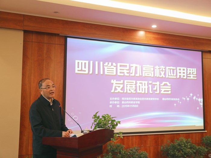 王校.jpg 王校.jpg