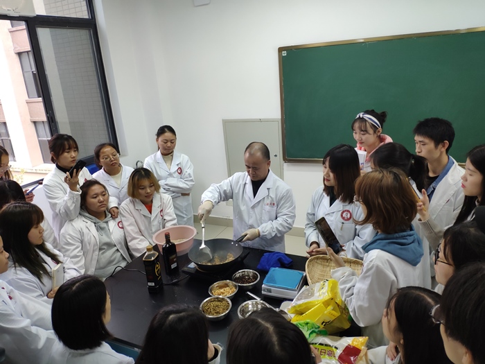 图1 中药炮制示教.jpg 图1 中药炮制示教.jpg
