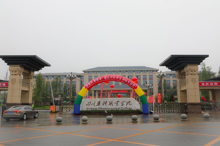 学校迎新.jpg 学校迎新.jpg