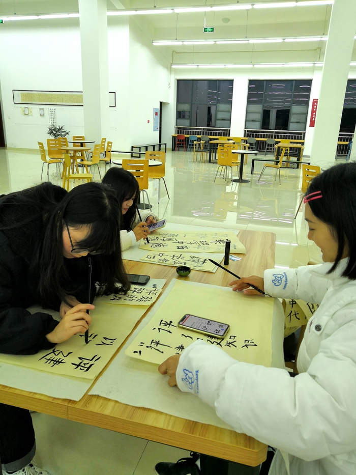 学生参加比赛2.jpg 学生参加比赛2.jpg