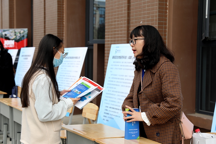 \\tsclient\E\1016校园内展位宣传学生咨询.JPG \\tsclient\E\1016校园内展位宣传学生咨询.JPG