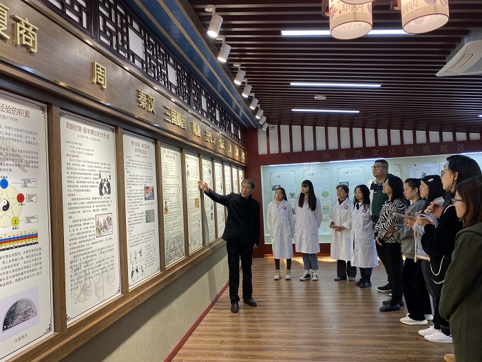 图1王峻老师向各位青年教师讲解.jpg 图1王峻老师向各位青年教师讲解.jpg