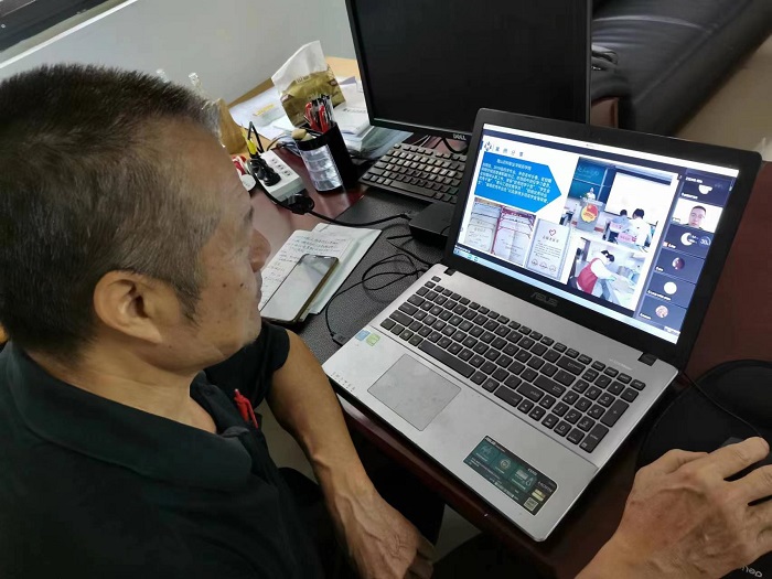 老教授听.jpg 老教授听.jpg