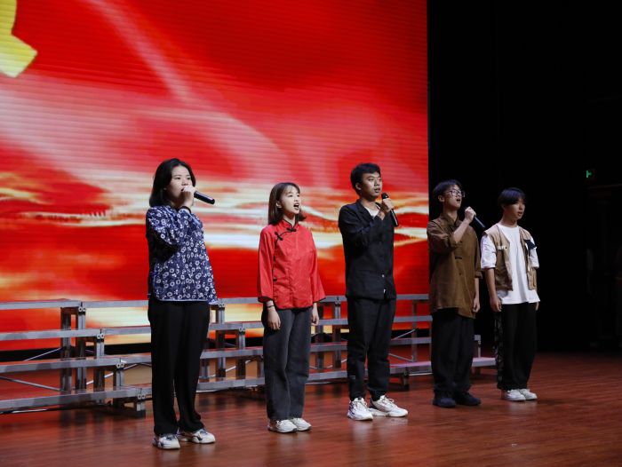 党旗在心中.jpg 党旗在心中.jpg