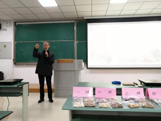 图5 曾校长对中药学院技能大赛进行总结.jpg 图5 曾校长对中药学院技能大赛进行总结.jpg