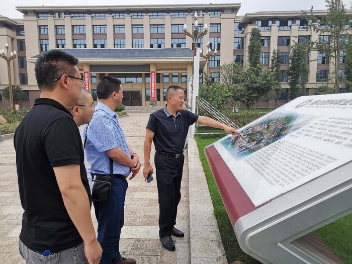 \\tsclient\G\稿件\12\图1 左校向市县领导介绍学校情况.jpg \\tsclient\G\稿件\12\图1 左校向市县领导介绍学校情况.jpg