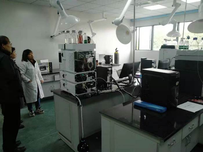 图3 中药学院教职工团队参观企业质检实验室.jpg 图3 中药学院教职工团队参观企业质检实验室.jpg