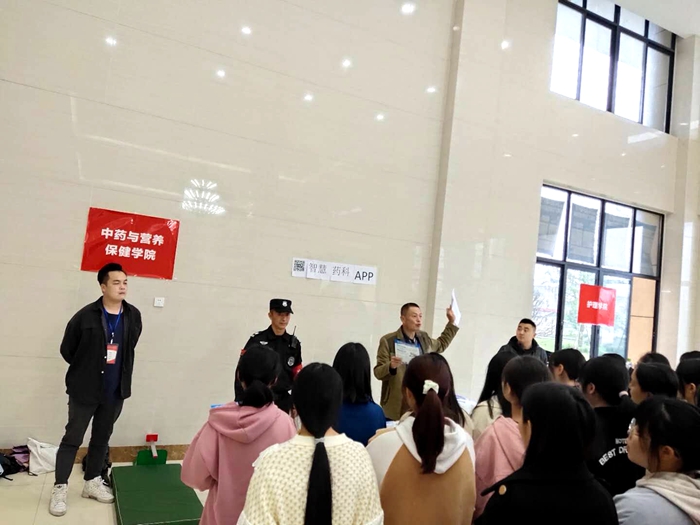 \\tsclient\E\1021反诈宣传4.jpg \\tsclient\E\1021反诈宣传4.jpg